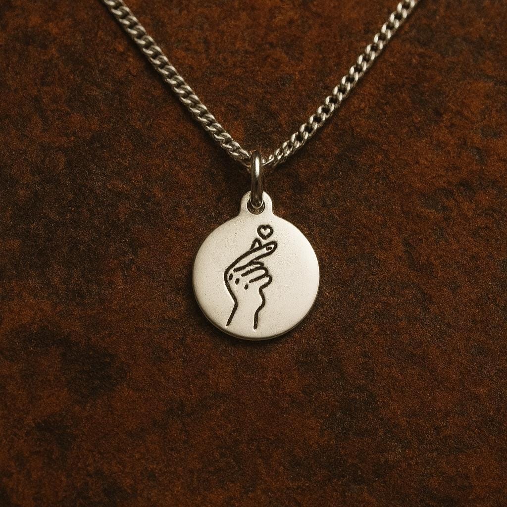 ネックレス オーダーイニシャ入り ハンドハート（手）のモチーフ Korean finger heart necklace - Etsy 日本