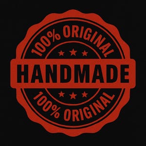 Pu&ograve; includere: Timbro circolare rosso su sfondo nero. Il timbro recita "100% ORIGINAL HANDMADE" in grassetto, carattere sans-serif. Le parole sono disposte in un motivo circolare con stelle e un bordo decorativo.