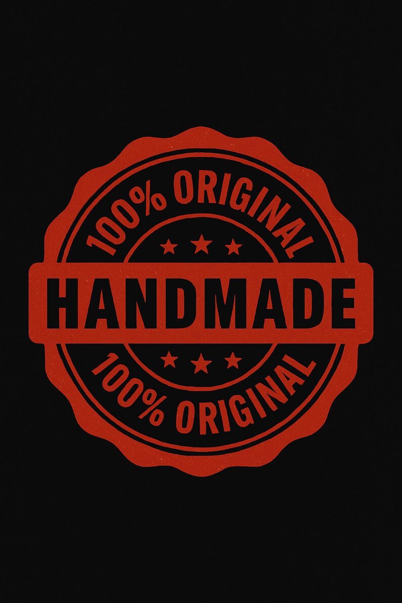 Pu&ograve; includere: Timbro circolare rosso su sfondo nero. Il timbro recita "100% ORIGINAL HANDMADE" in grassetto, carattere sans-serif. Le parole sono disposte in un motivo circolare con stelle e un bordo decorativo.