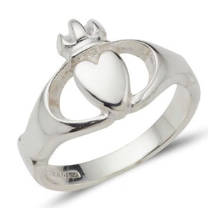 Anillo moderno Uisce Claddagh de plata de ley