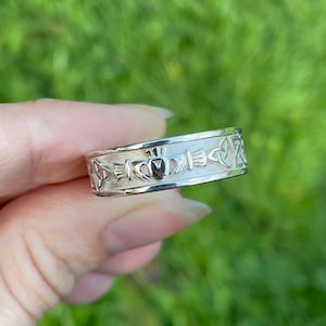 Aron Claddagh Band in Sterling Silber