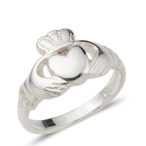 Ladies Medium Claddagh Ring in Sterling Silver