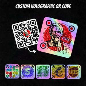 Puede incluir: Una colección de pegatinas con códigos QR holográficos personalizados que muestran varios logotipos de marcas, incluidos KFC, Starbucks y UPS. Las pegatinas tienen un acabado metálico con reflejos arcoíris y patrones de datos negros.