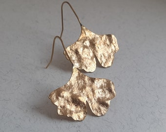 Ginkgo-Ohrringe aus gehämmertem Messing. Messing-Blatt-Ohrringe. Botanische Ohrringe. Boho Ohrringe. Ginkgo Blatt Ohrringe.Boho Ohrringe. Geschenk für Sie