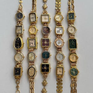 Puede incluir: Una colección de relojes vintage dorados con diversas formas de esfera, incluyendo cuadradas, ovaladas y redondas. Los relojes están dispuestos en filas verticales, cada uno con un diseño de cadena único. La imagen está etiquetada con las letras A, B, C, D y E.