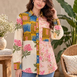 Könnte beinhalten: Ein langärmeliges Hemd mit Knopfleiste und Patchwork-Design in Creme, Gelb, Blau und Rosa mit Blumenmustern. Das Hemd verfügt über einen klassischen Kragen, eine durchgehende Knopfleiste auf der Vorderseite sowie Manschetten an den Ärmeln.