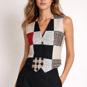 Puede incluir: Un chaleco sin mangas de patchwork con cuello en V. El chaleco presenta una mezcla de patrones y colores, incluyendo rojo, negro, beige y cuadros. Tiene una botonadura frontal y se usa con pantalones negros.