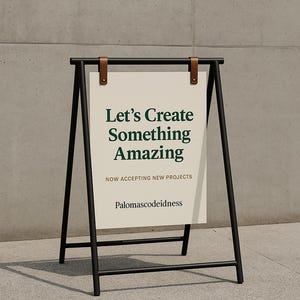 Może przedstawiać: Tablica w kształcie litery A z czarną metalową ramą i białym znakiem. Na znaku znajduje się tekst "Let's Create Something Amazing" w ciemnozielonym kolorze. Na znaku widnieje również napis "Now Accepting New Projects" i "Palomascodeidness".