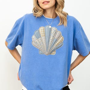 T-shirt med konstgjord snäckskal i bekväma färger, sött linne med havstestiskt tryck, sommartröja med grafisk design på stranden, t-shirt med sommarvibbar