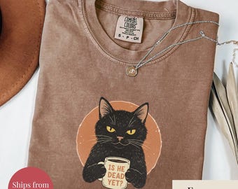 Camiseta Comfort Colors® Is He Dead Yet Black Cat, Camiseta de Protesto Anti-Trump, Moletom Político, Presente Divertido para Ativistas, Camiseta de Resistência