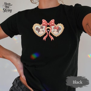Rode Mickey Minnie medaillon baby-T-shirt, medaillon strik gewas, Minnie Mickey Lover y2k tee, schattige Disneyworld jeugdt-shirt, Coquette tanktop afbeelding 5