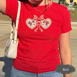 Rode Mickey Minnie medaillon baby-T-shirt, medaillon strik gewas, Minnie Mickey Lover y2k tee, schattige Disneyworld jeugdt-shirt, Coquette tanktop afbeelding 8