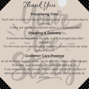 Op de afbeelding: Een beige kaart met zwarte tekst met bovenaan "Bedankt". Hieronder staan de verwerkingstijd, verzending en klantenservice. De kaart heeft een zwart-witte stippenrand.