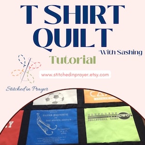 以下が含まれることがあります： Tシャツキルトのチュートリアル（サッシング付き）。キルトは、サッカーボール、イベント名、および「WHITE OUT」のテキストを含む、テキストとグラフィックを備えたさまざまなカラフルな正方形を特徴としています。 EtsyショップのURLが表示されています。