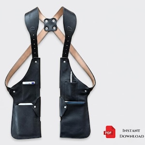 Könnte beinhalten: Schwarzes Leder-Schulterholster mit mehreren Taschen. Das Holster hat ein Crossbody-Design mit verstellbaren Riemen. Es hat Taschen für ein Telefon, einen Stift und eine Karte. Das Logo "HUSTEBYTRADE" ist sichtbar. Das PDF-Symbol zeigt einen Sofort-Download an.