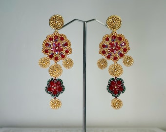 Pendientes de cuentas chapados en oro de 24 quilates: una joya festiva que no pasará desapercibida.