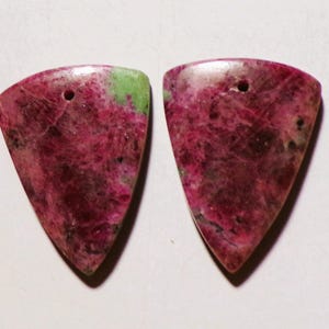 Paire de pierres précieuses allumettes en rubis zoisite et rubis naturel de 53,55 cts 28,5 x 22 mm 39