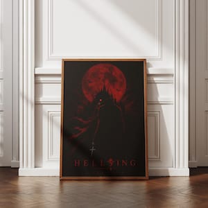 Puede incluir: Un póster rectangular enmarcado que presenta una ilustración oscura y atmosférica de una figura silueteada frente a una gran luna roja brillante. El texto HELLSING está impreso en rojo en la parte inferior, con una pequeña cruz en las letras.