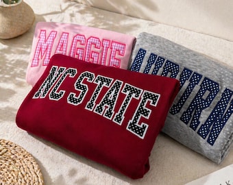 Sudadera universitaria bordada, sudadera con capucha con letras aplicadas personalizadas, camiseta con nombre de universidad personalizado, regalo de merchandising preppy