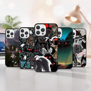 Może przedstawiać: Kolekcja etui na telefony z różnymi wzorami. Etui przedstawiają ilustracje kryptyd, w tym Mothmana i Bigfoot. Paleta kolorów obejmuje czerń, czerwień i zieleń, a niektóre etui wyświetlają tekst.