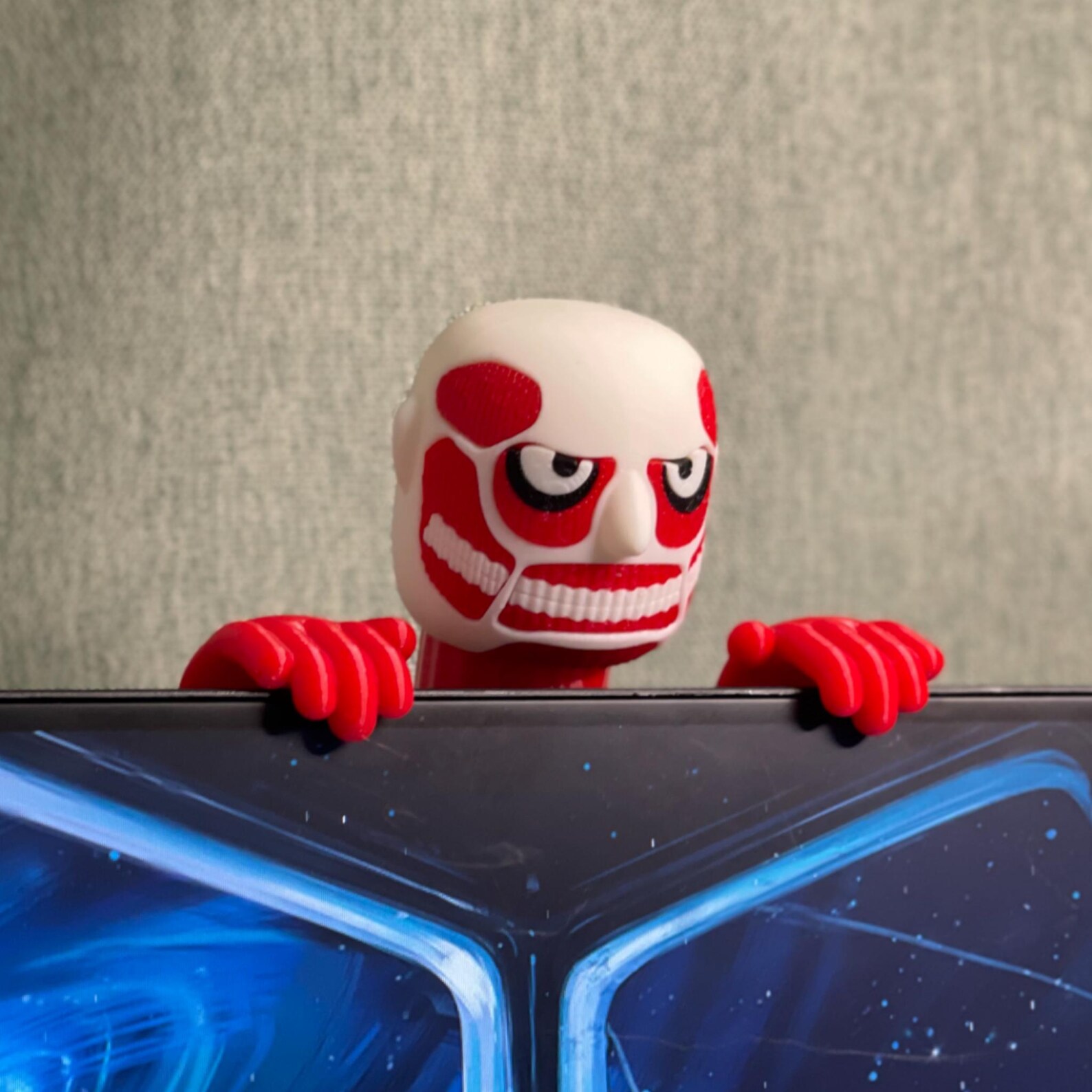 Anime Titan Monitor Buddy • Monitor Clip • Schreibtisch Display Figur für Monitore & Regale