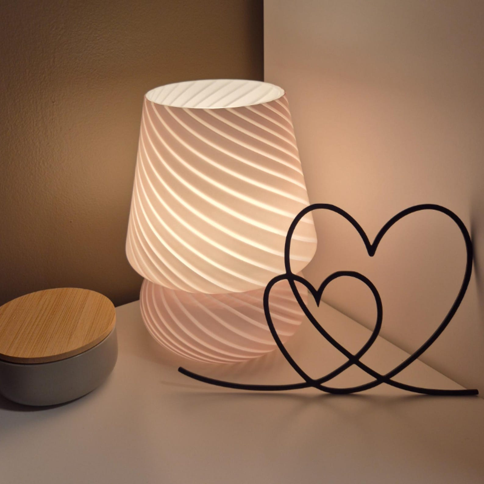 Adorno de corazón minimalista / Escultura moderna de corazón de alambre, decoración romántica para el hogar, decoración contemporánea para estanterías