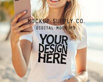 Maqueta de camiseta de playa, plantilla de Canva, estilo de vida veraniego, mujer con camiseta blanca, maqueta digital, fondo oceánico para vendedores de Etsy, descarga instantánea