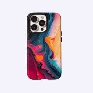 Op de afbeelding: Een smartphonehoesje met een levendig abstract ontwerp. De hoes heeft een wervelend patroon van kleuren, waaronder roze, oranje, blauwgroen en zwart. Het ontwerp heeft een vloeiend, gemarmerd uiterlijk, met kleine spikkels.