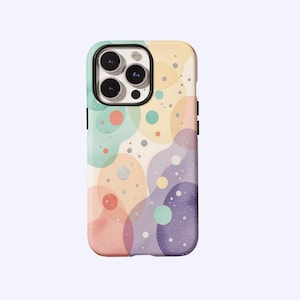 Peut inclure: Coque de téléphone avec un motif abstrait coloré. Le boîtier a une base crème avec des formes superposées dans des tons pastel de rose, de violet, de jaune et de vert. De petits points blancs et argentés sont dispersés sur le motif.