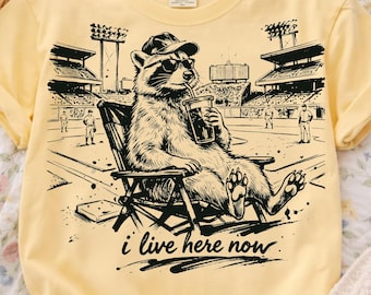 Szkic szopa pracza "Mieszkam tu teraz" w formacie PNG, grafika liniowa stadionu baseballowego, sublimacja mrożonej kawy, zabawna koszulka z motywem pandy ze śmietnika do pobrania w wersji cyfrowej