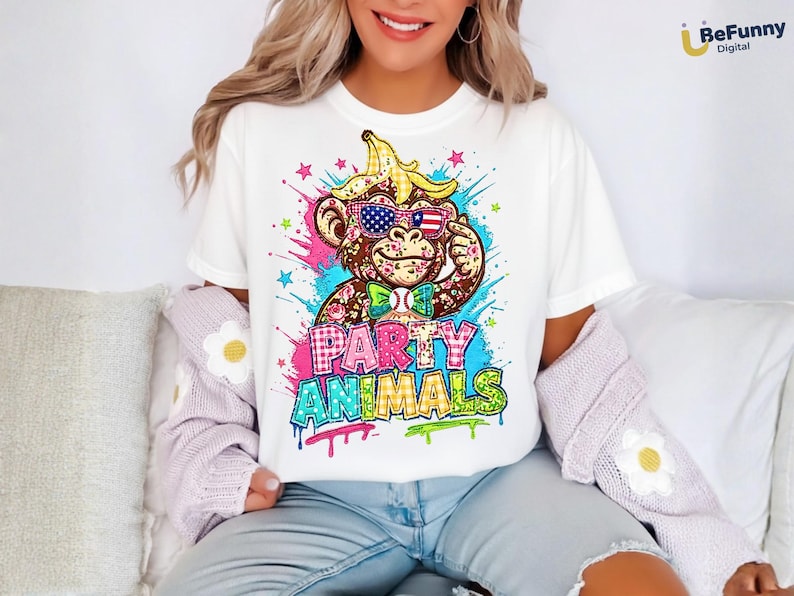 Puede incluir: Camiseta blanca con un dise&ntilde;o gr&aacute;fico colorido de un mono con gafas de sol y una c&aacute;scara de pl&aacute;tano en la cabeza. El texto "PARTY ANIMALS" se muestra debajo en una fuente de estilo graffiti.