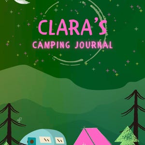 Puede incluir: Una portada de diario de acampada verde con el texto "CLARA'S CAMPING JOURNAL" en rosa. La ilustraci&oacute;n incluye una luna creciente, estrellas, una estrella fugaz, una tienda de campa&ntilde;a rosa, una caravana azul, &aacute;rboles y una fogata.