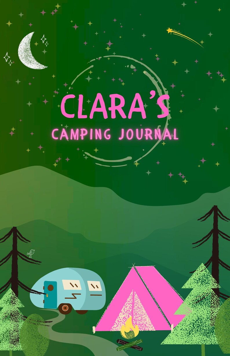 Puede incluir: Una portada de diario de acampada verde con el texto "CLARA'S CAMPING JOURNAL" en rosa. La ilustraci&oacute;n incluye una luna creciente, estrellas, una estrella fugaz, una tienda de campa&ntilde;a rosa, una caravana azul, &aacute;rboles y una fogata.
