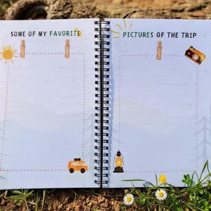 Puede incluir: Diario de viaje abierto con encuadernaci&oacute;n en espiral, con el texto "SOME OF MY FAVORITE" y "PICTURES OF THE TRIP". El diario tiene ilustraciones de un sol, una c&aacute;mara, un autob&uacute;s y una linterna. Las p&aacute;ginas tienen l&iacute;neas punteadas y gr&aacute;ficos de pinzas para la ropa.