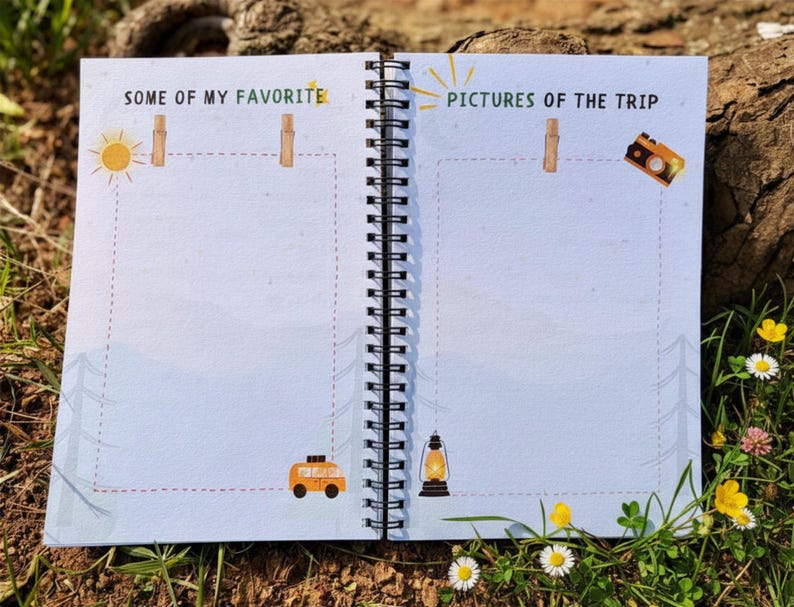 Puede incluir: Diario de viaje abierto con encuadernaci&oacute;n en espiral, con el texto "SOME OF MY FAVORITE" y "PICTURES OF THE TRIP". El diario tiene ilustraciones de un sol, una c&aacute;mara, un autob&uacute;s y una linterna. Las p&aacute;ginas tienen l&iacute;neas punteadas y gr&aacute;ficos de pinzas para la ropa.