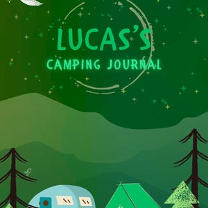 Puede incluir: Un diario de acampada verde con el texto "LUCAS'S CAMPING JOURNAL". La ilustraci&oacute;n presenta una caravana azul, una tienda de campa&ntilde;a verde, una fogata, &aacute;rboles, una luna creciente y estrellas, todo sobre un fondo verde.