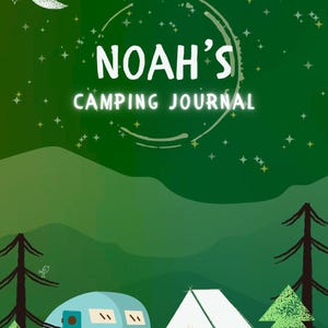 Puede incluir: Una portada de diario de acampada verde con el texto "NOAH'S CAMPING JOURNAL". El dise&ntilde;o incluye una luna, estrellas, una estrella fugaz, una caravana, una tienda de campa&ntilde;a, una fogata y &aacute;rboles.