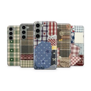 Op de afbeelding: Een verzameling van vijf telefoonhoesjes met patchwork-ontwerpen. De hoesjes hebben verschillende patronen, waaronder ruitjes, sterren en bloemmotieven, in een mix van kleuren zoals groen, rood, blauw en bruin. Elke hoes heeft een andere rangschikking van stoffen patches.