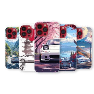 Puede incluir: Una colección de fundas para teléfonos con ilustraciones de inspiración japonesa. Cada funda muestra un diseño escénico diferente, incluyendo coches, montañas, flores de cerezo y arquitectura tradicional. Las fundas están diseñadas para adaptarse a una variedad de modelos de teléfonos.