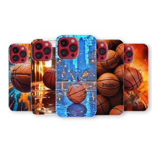 Peut inclure: Plusieurs coques de téléphone avec des motifs de basket-ball. Les coques présentent des ballons de basket, des paysages urbains et de l'art abstrait. Elles sont conçues pour s'adapter à un téléphone et offrent une protection avec une esthétique sportive.