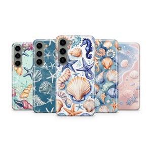 Op de afbeelding: Een verzameling van vijf telefoonhoesjes met oceaan-thema ontwerpen. Elk hoesje heeft een ander patroon van schelpen, zeesterren en zeepaardjes in tinten blauw, teal en beige. De hoesjes zijn in een rij gerangschikt.