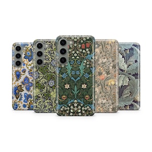 Pode incluir: Cinco capas de telemóvel com padrões florais em várias cores, incluindo azul, verde e bege. As capas estão dispostas em fila, mostrando diferentes designs com detalhes botânicos intrincados. As capas têm recortes para a câmara.