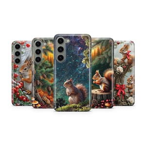 Op de afbeelding: Een verzameling van vijf telefoonhoesjes met gedetailleerde illustraties van eekhoorns in verschillende boslandschappen. Elke hoes toont een andere scène, waaronder eekhoorns met bessen, dennenappels en een sterrenhemel.