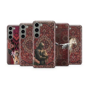 Op de afbeelding: Een verzameling telefoonhoesjes met unieke ontwerpen. De hoesjes tonen afbeeldingen van een hert, een ridder en een paard, tegen een rode achtergrond met patronen. De hoesjes zijn ontworpen voor verschillende telefoonmodellen.