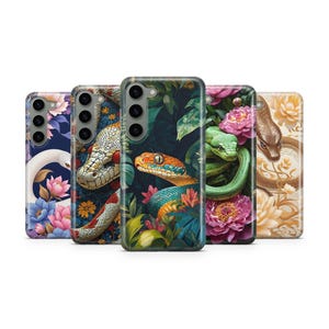 Op de afbeelding: Vijf telefoonhoesjes met slangenillustraties. Elk hoesje toont een uniek slangontwerp, omringd door kleurrijke bloemen en bladeren. De hoesjes hebben een glanzende afwerking en een moderne uitstraling.