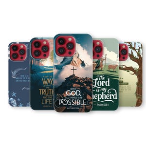 Op de afbeelding: Een verzameling telefoonhoesjes met diverse ontwerpen en religieuze citaten. De hoesjes tonen afbeeldingen van een kruis op een berg, een herder met schapen en andere natuurtaferelen. De tekst bevat zinnen als "IK BEN DE WEG, DE WAARHEID EN HET LEVEN" en "MET GOD ZIJN ALLE DINGEN MOGELIJK."