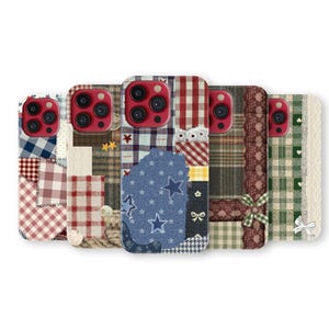 Può includere: Una collezione di custodie per telefoni con un design patchwork. Le custodie presentano una varietà di motivi, tra cui quadretti, scozzesi e stampe floreali, nelle tonalità del rosso, del blu e del verde. Alcune custodie hanno dettagli in pizzo e fiocchi.