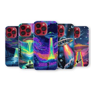 Puede incluir: Una colección de fundas para teléfonos con diseños vibrantes y coloridos con temas de ovnis y extraterrestres. Cada funda muestra una escena única con colores brillantes, incluyendo representaciones de naves espaciales y rayos de luz.