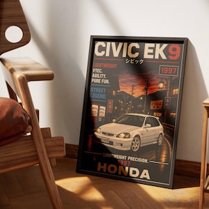 Może przedstawiać: Oprawiony plakat z ilustracją białego samochodu Honda Civic EK9. Plakat zawiera tekst "CIVIC EK9" i japońskie znaki u góry, z "1997" w ramce. Dodatkowy tekst zawiera "LIGHTWEIGHT, VTEC, AGILITY, PURE FUN, STREET LEGEND, LIGHTWEIGHT PRECISION, HONDA."
