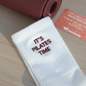 Personalisierte benutzerdefinierte Pilates-Socken, gestickte benutzerdefinierte Yoga Pilates-Socken mit Ihrem Namen, Text, Logo, personalisierte Damensocken, PartygeschenkeGeschenk